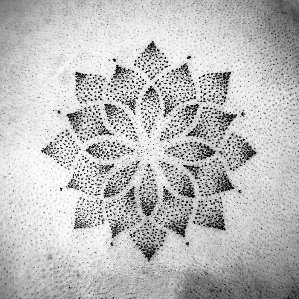 Tatouage Pointillisme Mandala France