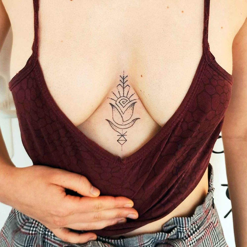 Tatouage Femme Sternum